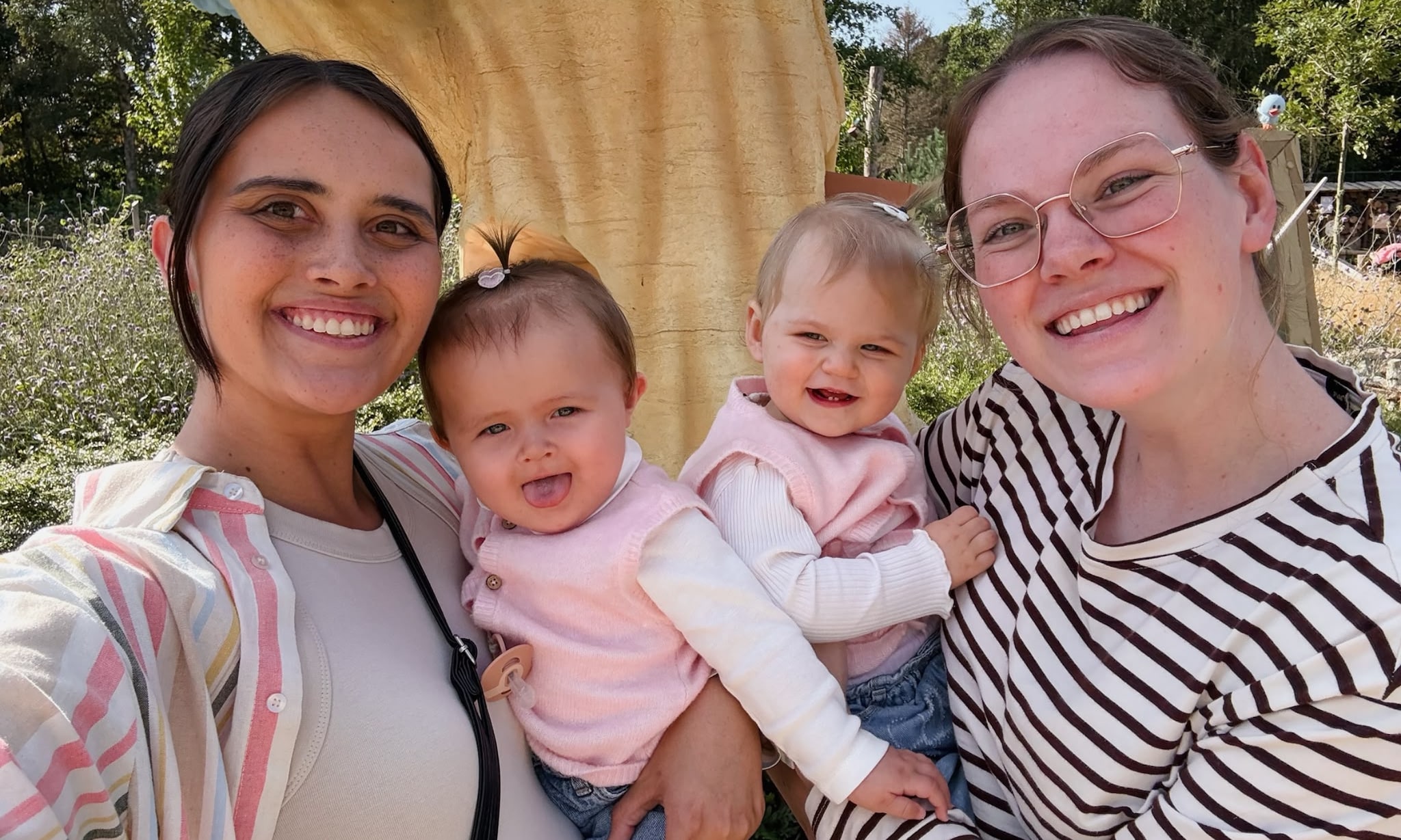Solomoeders Demi en Silke met hun dochters