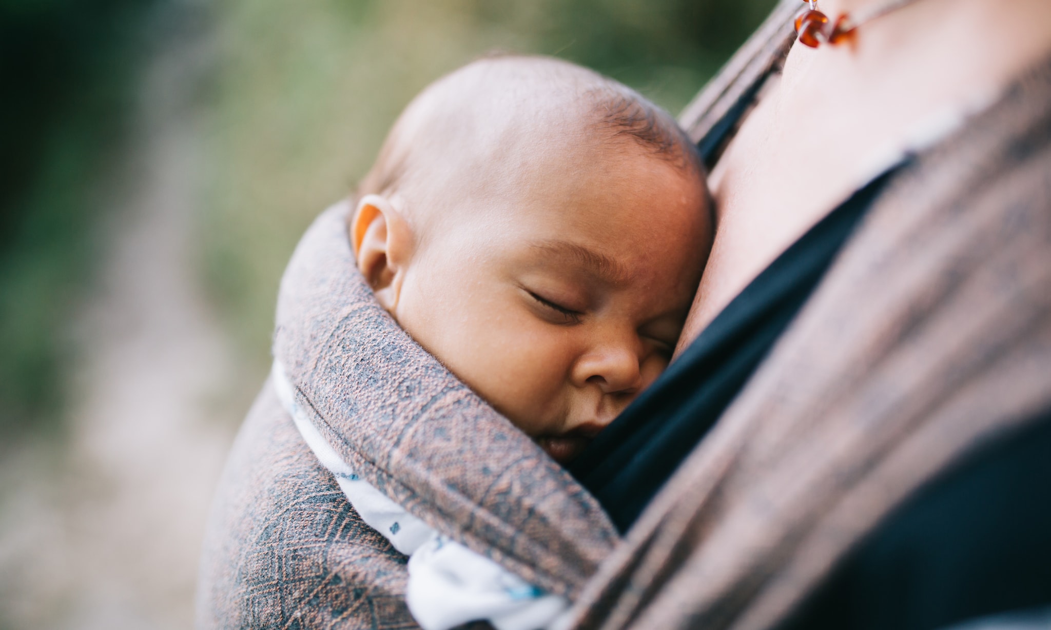 Met je baby in een draagzak op de fiets: dit zegt een expert