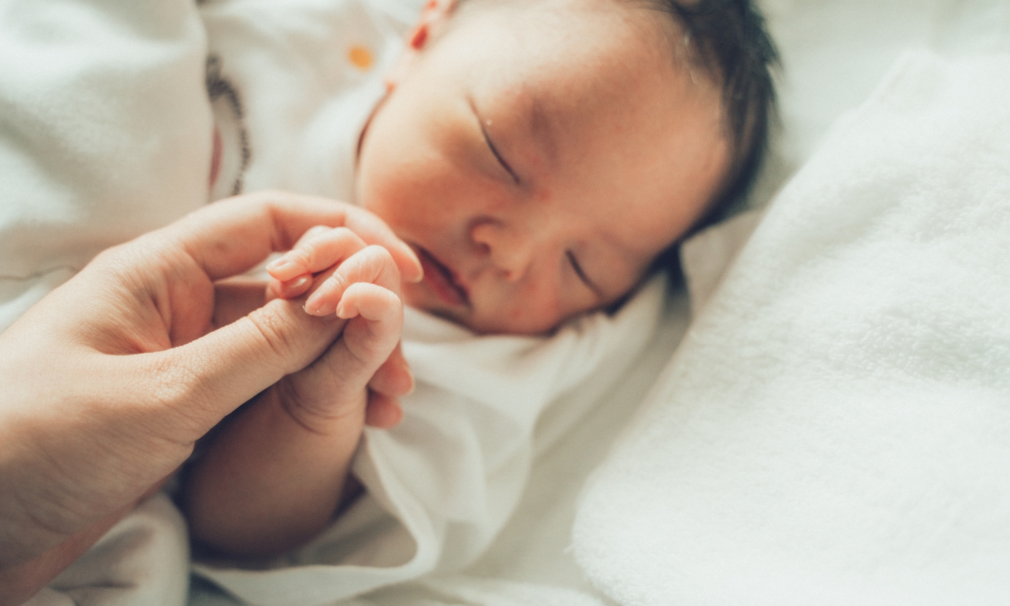 De handen van een baby kunnen koud zijn en paars van kleur: hierdoor komt dat.